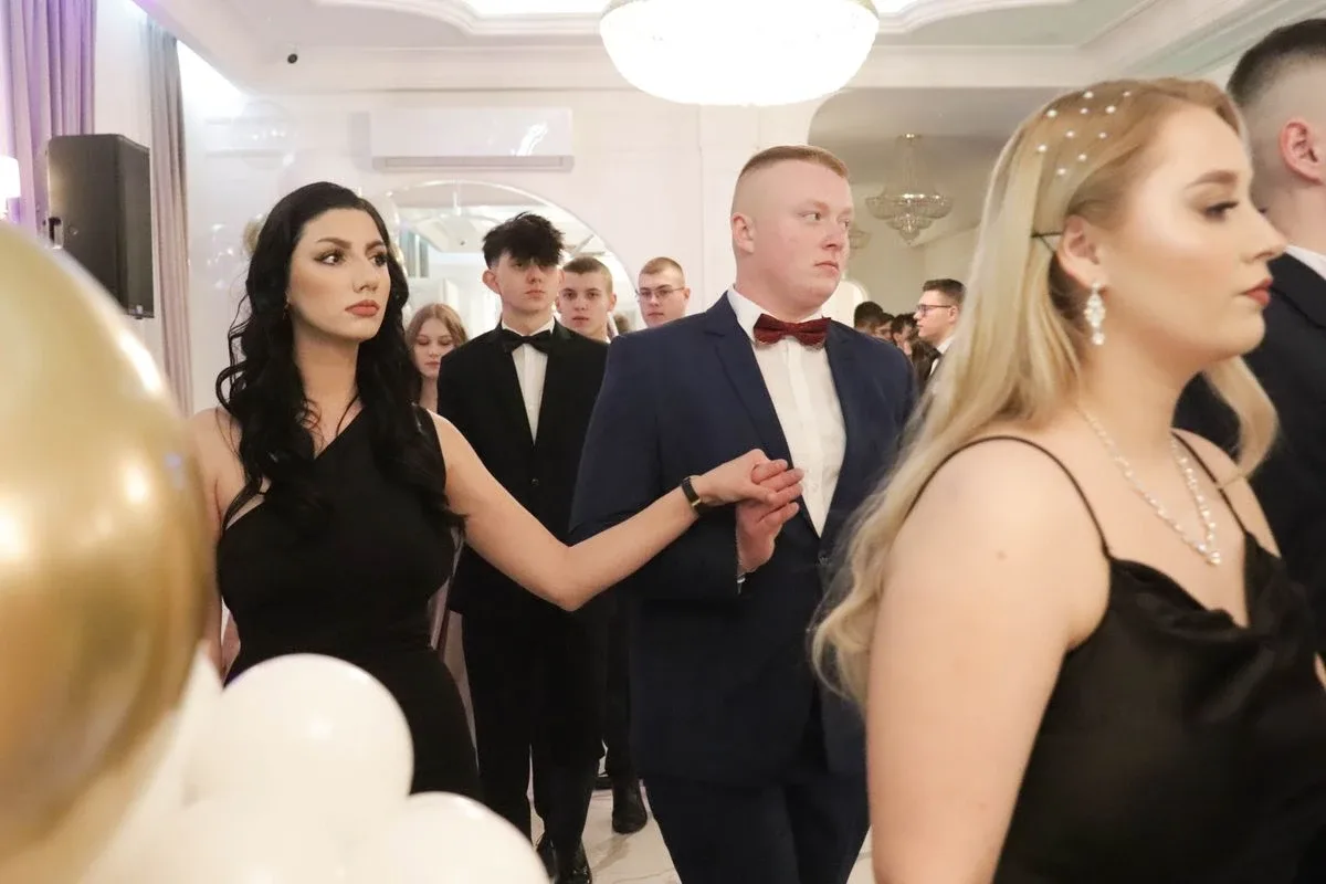 Uczniowie ZSCKR w Starym Lubiejewie świętują swoją niezapomnianą studniówkę (zdjęcia, wideo)