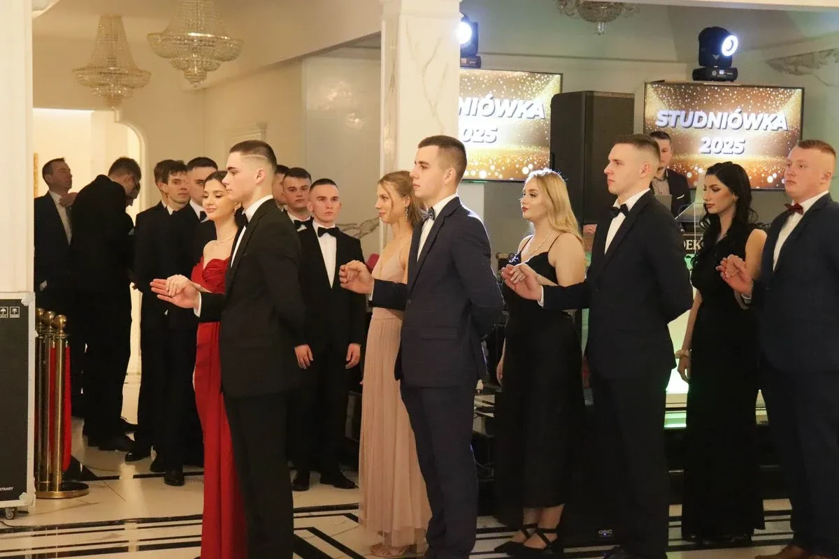 Uczniowie ZSCKR w Starym Lubiejewie świętują swoją niezapomnianą studniówkę (zdjęcia, wideo)