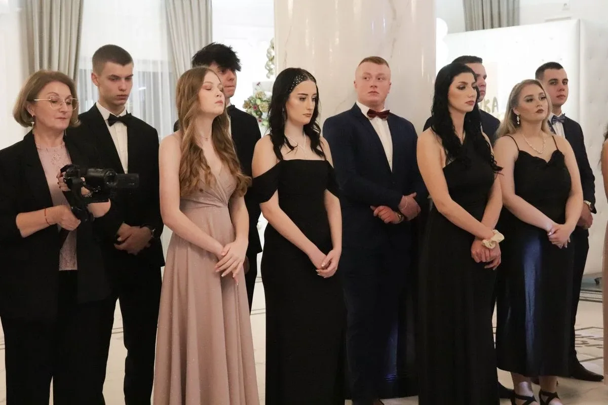 Uczniowie ZSCKR w Starym Lubiejewie świętują swoją niezapomnianą studniówkę (zdjęcia, wideo)