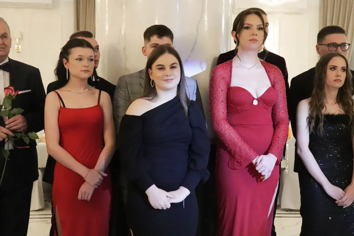 Uczniowie ZSCKR w Starym Lubiejewie świętują swoją niezapomnianą studniówkę (zdjęcia, wideo)