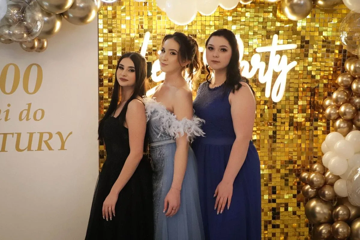 Maturzyści "Rubinka" bawią się na balu w Maciejowej Chacie (zdjęcia, wideo)