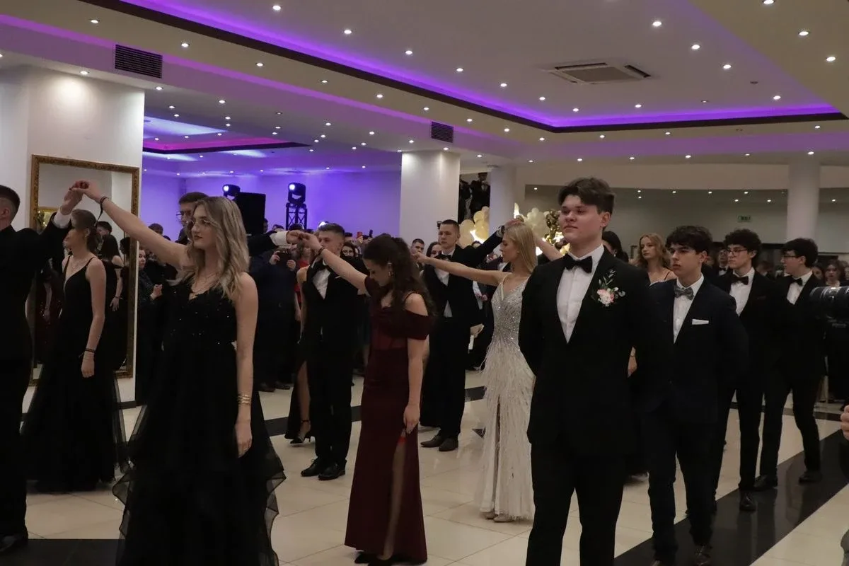 Studniówka uczniów "Koperniczka" w Tango. Niezapomniana noc maturzystów (zdjęcia, wideo)