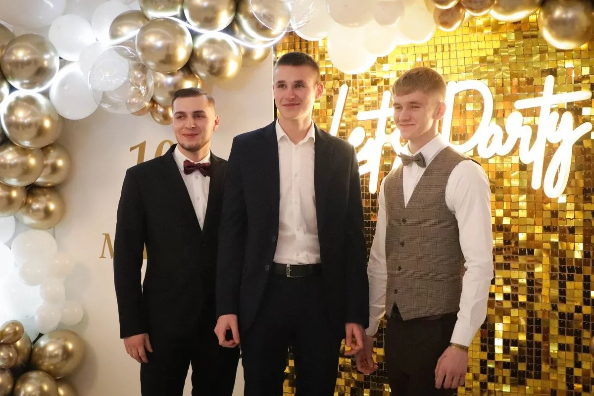 Maturzyści "Rubinka" bawią się na balu w Maciejowej Chacie (zdjęcia, wideo)