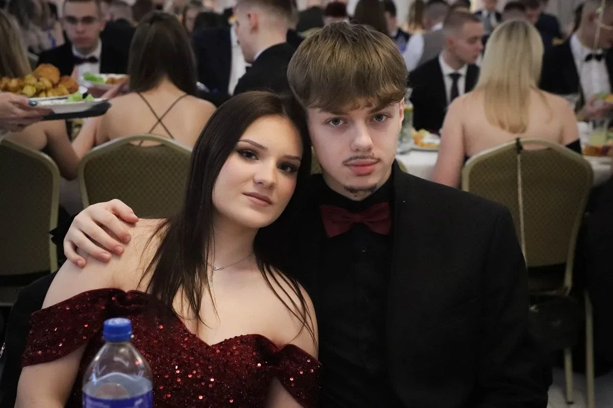 Maturzyści "Rubinka" bawią się na balu w Maciejowej Chacie (zdjęcia, wideo)