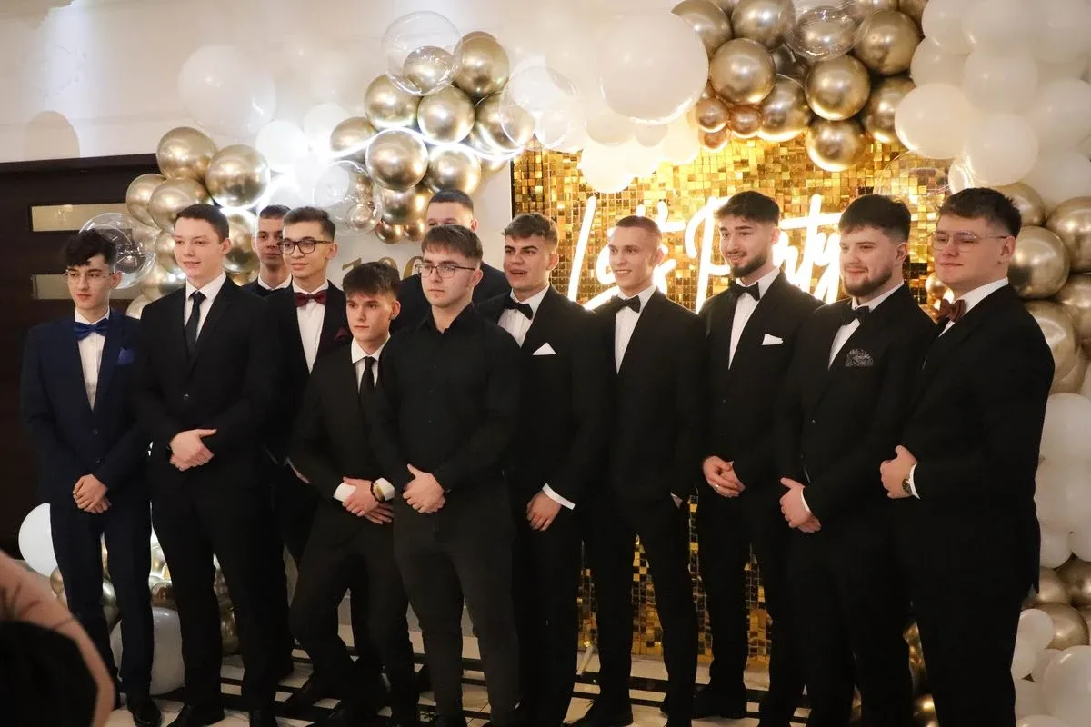 Maturzyści "Rubinka" bawią się na balu w Maciejowej Chacie (zdjęcia, wideo)