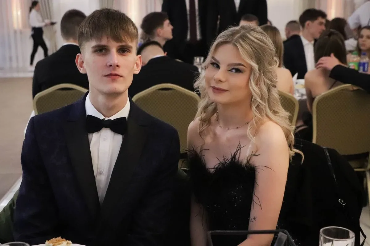Maturzyści "Rubinka" bawią się na balu w Maciejowej Chacie (zdjęcia, wideo)