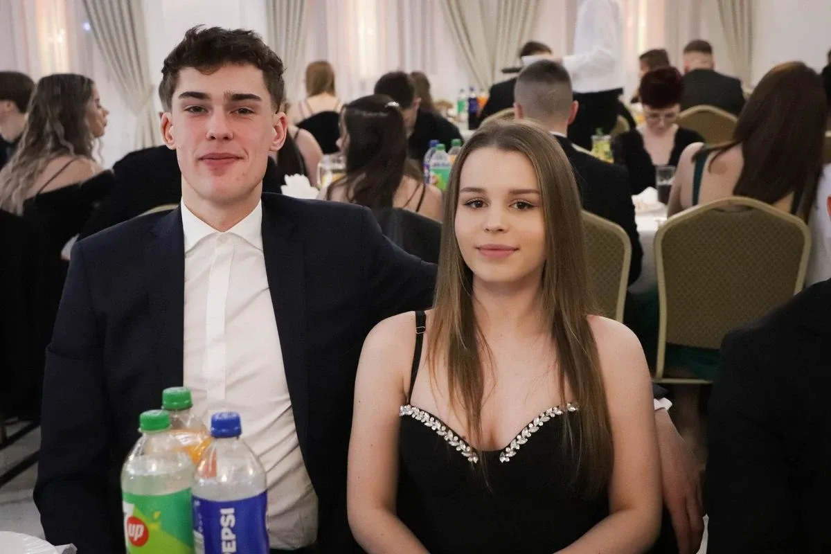 Maturzyści "Rubinka" bawią się na balu w Maciejowej Chacie (zdjęcia, wideo)