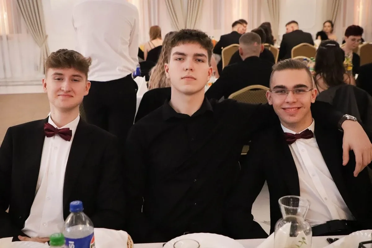 Maturzyści "Rubinka" bawią się na balu w Maciejowej Chacie (zdjęcia, wideo)