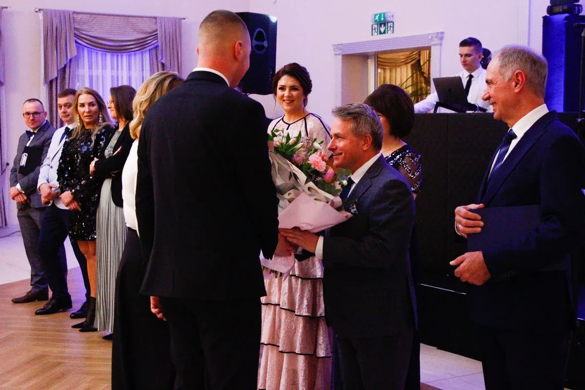 Ostatni bal przed maturą. Studniówka uczniów "Ekonomika" (zdjęcia, wideo)