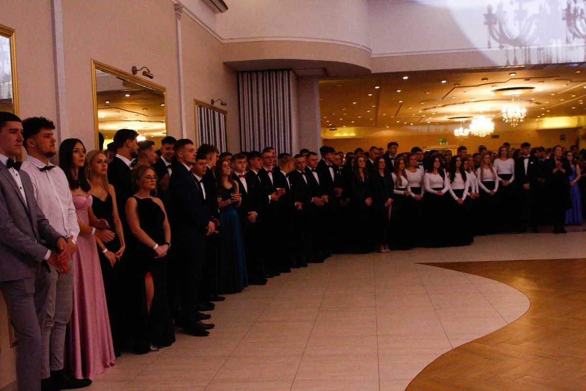 Ostatni bal przed maturą. Studniówka uczniów "Ekonomika" (zdjęcia, wideo)
