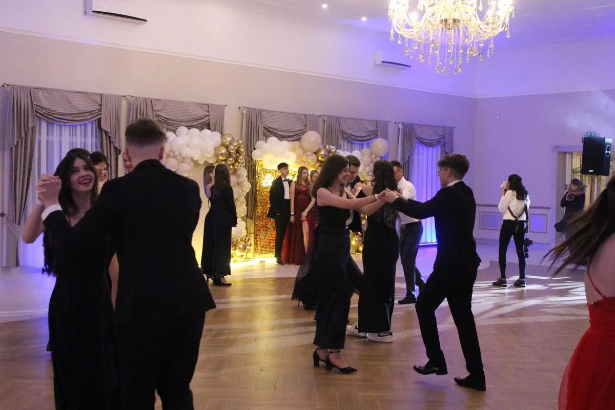 Ostatni bal przed maturą. Studniówka uczniów "Ekonomika" (zdjęcia, wideo)