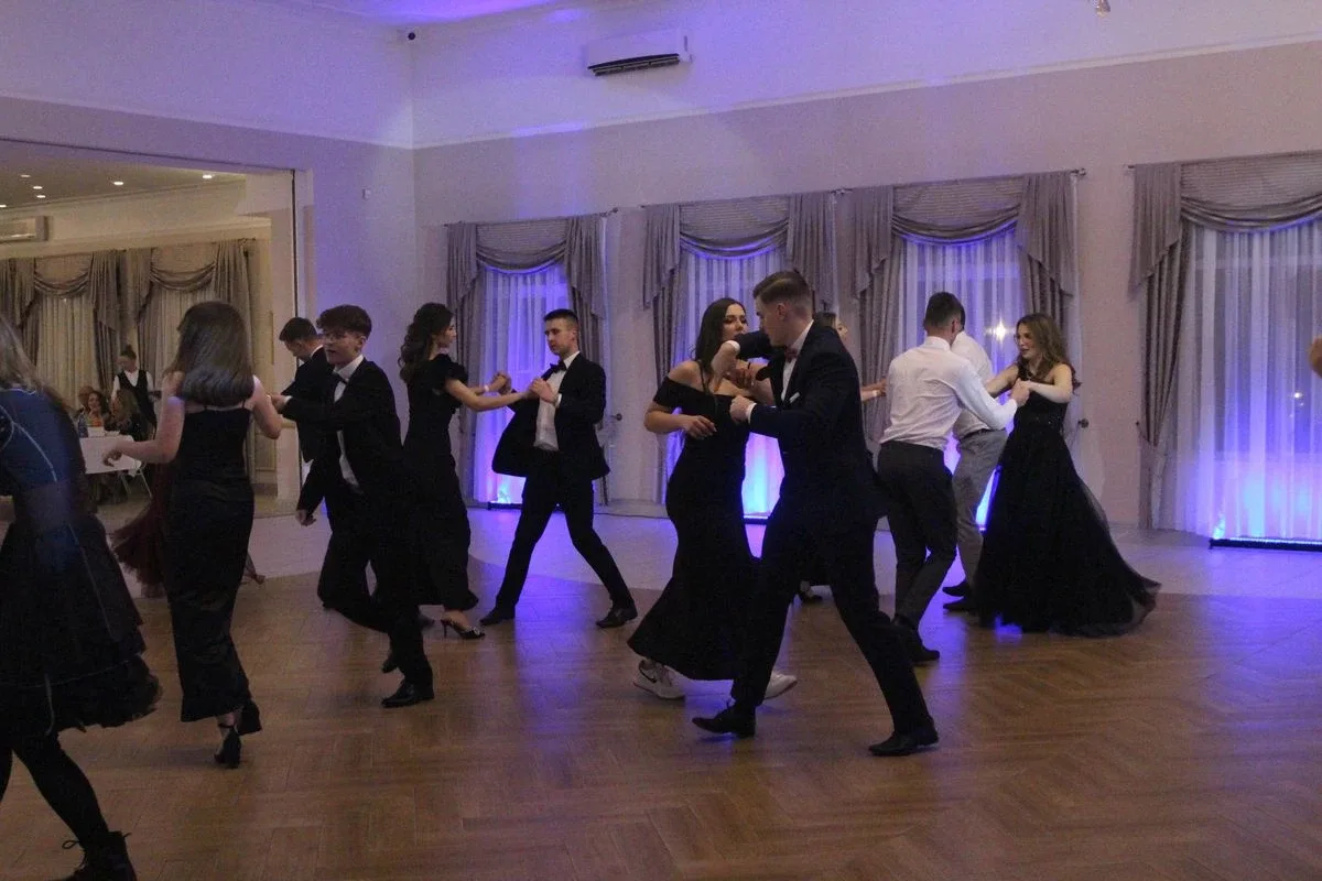 Ostatni bal przed maturą. Studniówka uczniów "Ekonomika" (zdjęcia, wideo)