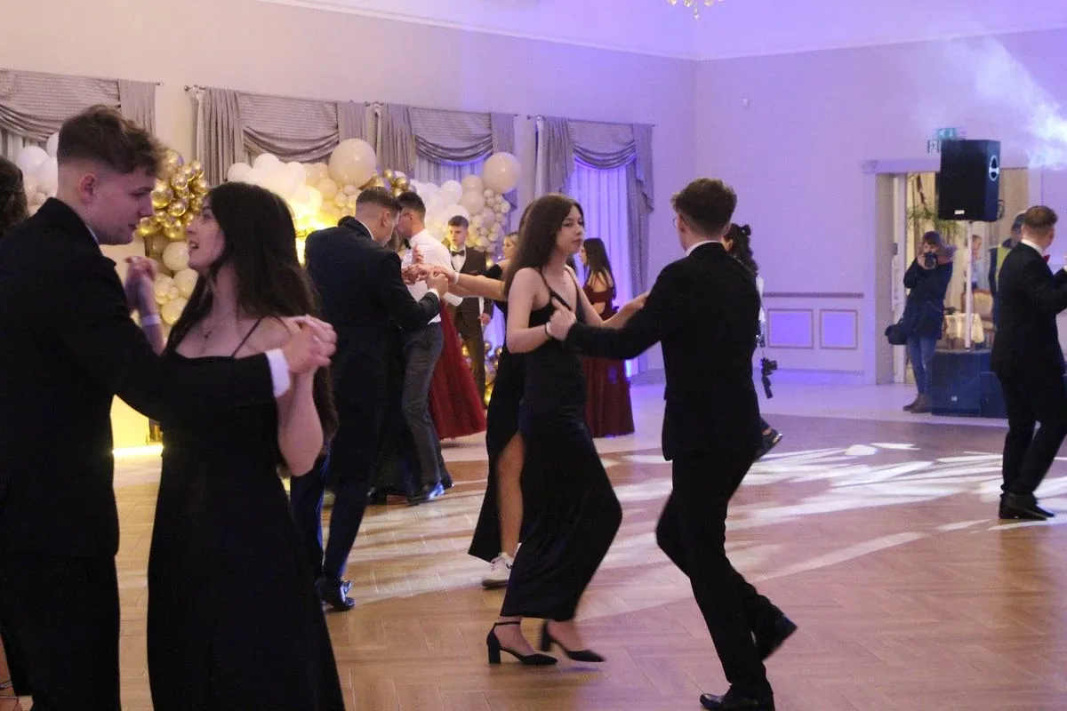 Ostatni bal przed maturą. Studniówka uczniów "Ekonomika" (zdjęcia, wideo)