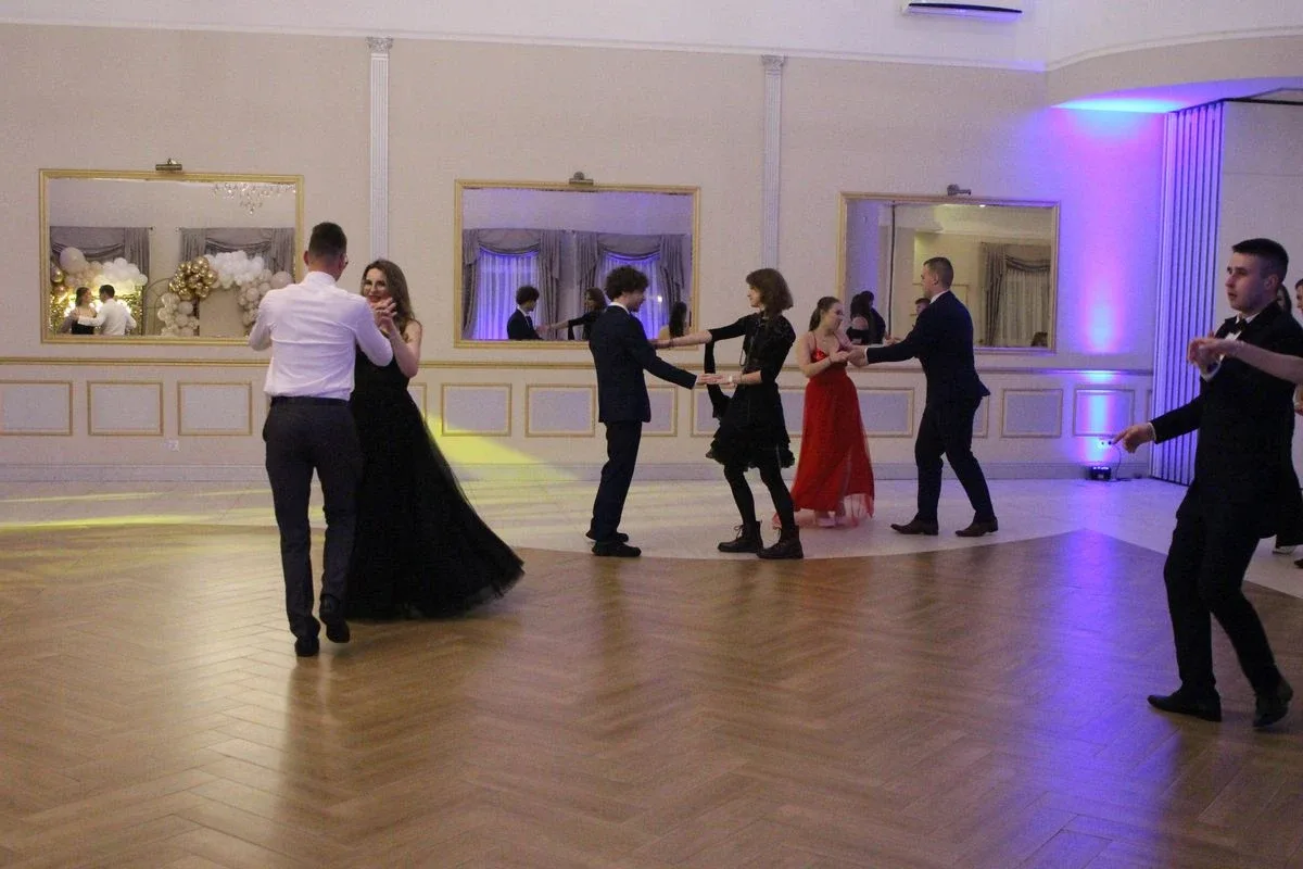 Ostatni bal przed maturą. Studniówka uczniów "Ekonomika" (zdjęcia, wideo)