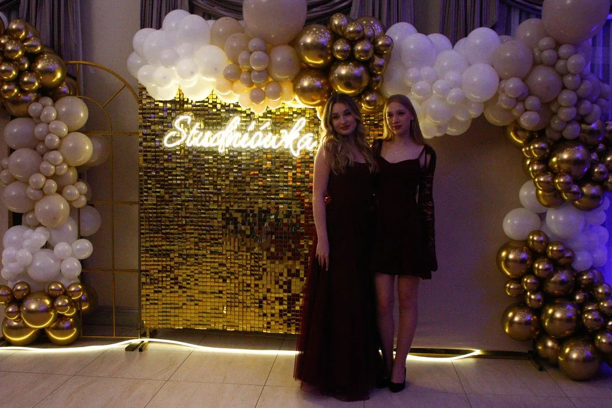 Ostatni bal przed maturą. Studniówka uczniów "Ekonomika" (zdjęcia, wideo)