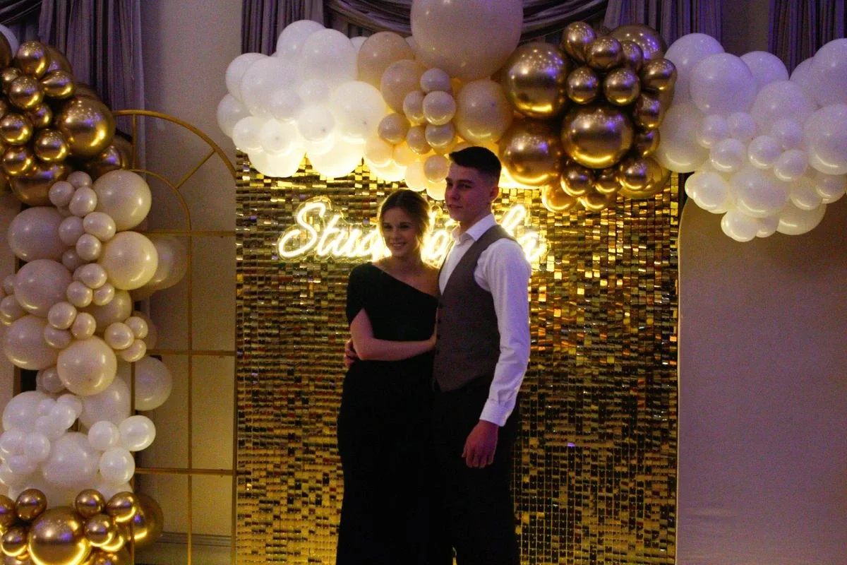 Ostatni bal przed maturą. Studniówka uczniów "Ekonomika" (zdjęcia, wideo)