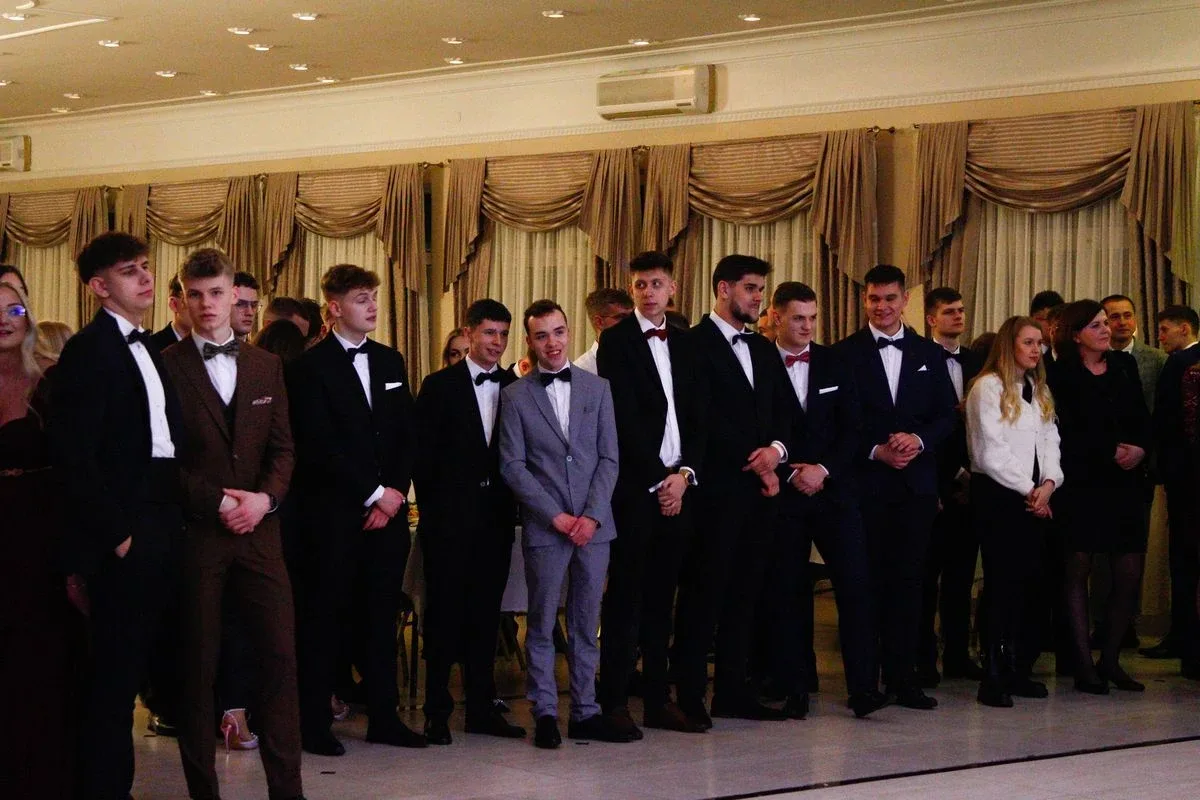 Ostatni bal przed maturą. Studniówka uczniów "Ekonomika" (zdjęcia, wideo)