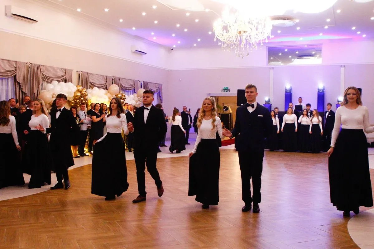 Ostatni bal przed maturą. Studniówka uczniów "Ekonomika" (zdjęcia, wideo)