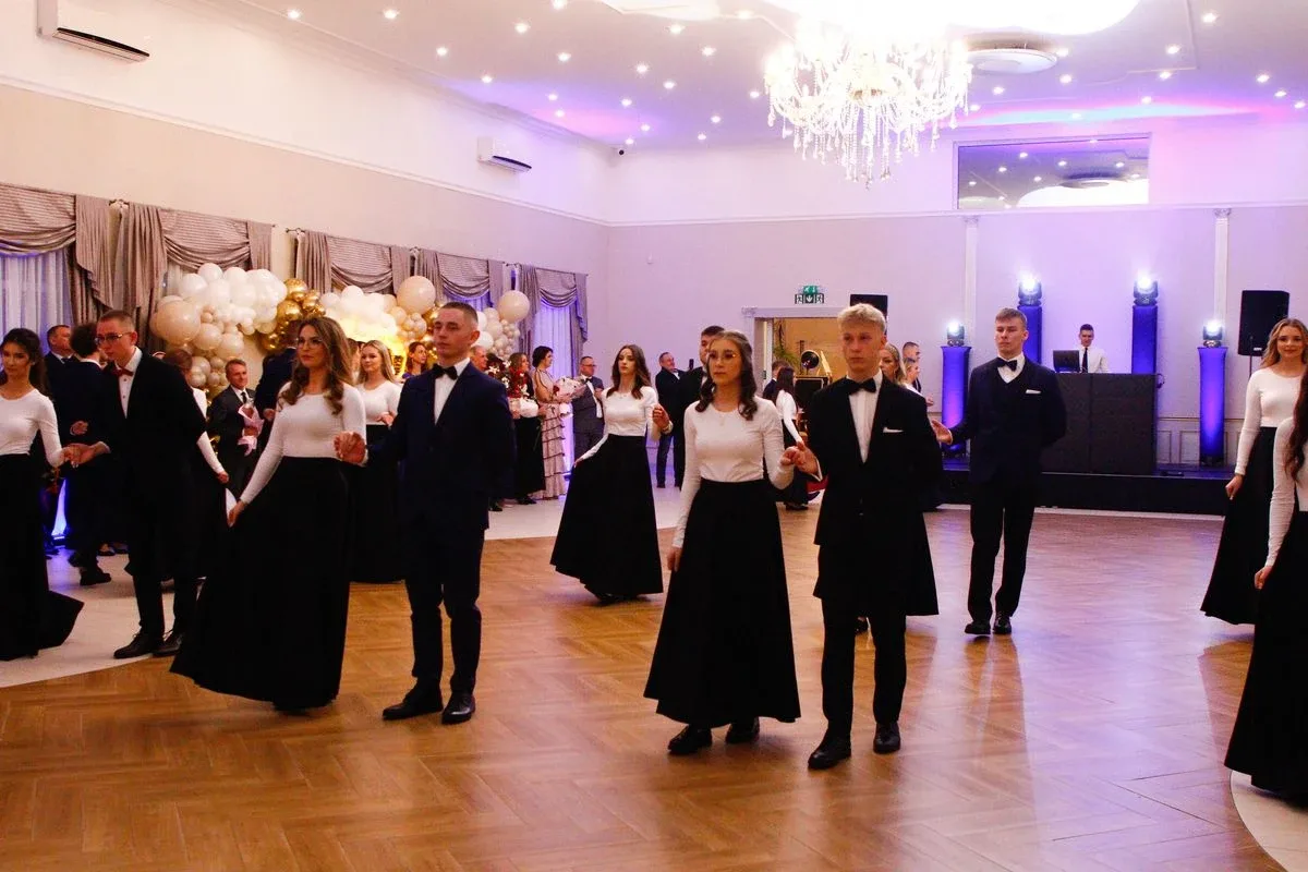 Ostatni bal przed maturą. Studniówka uczniów "Ekonomika" (zdjęcia, wideo)