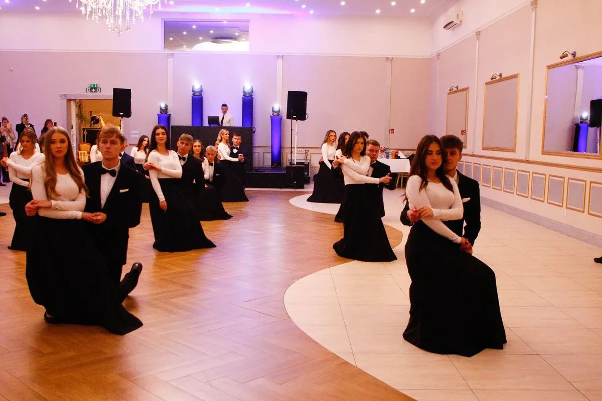 Ostatni bal przed maturą. Studniówka uczniów "Ekonomika" (zdjęcia, wideo)