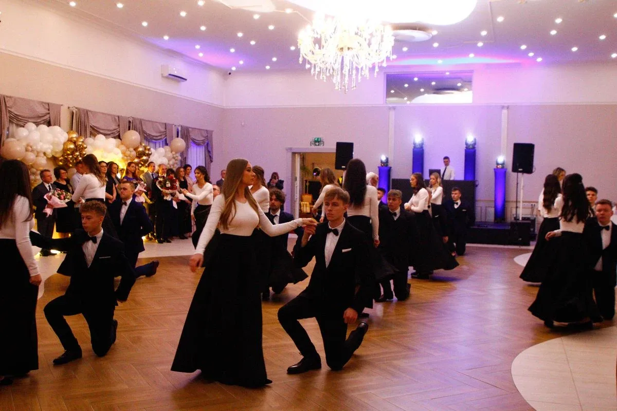 Ostatni bal przed maturą. Studniówka uczniów "Ekonomika" (zdjęcia, wideo)