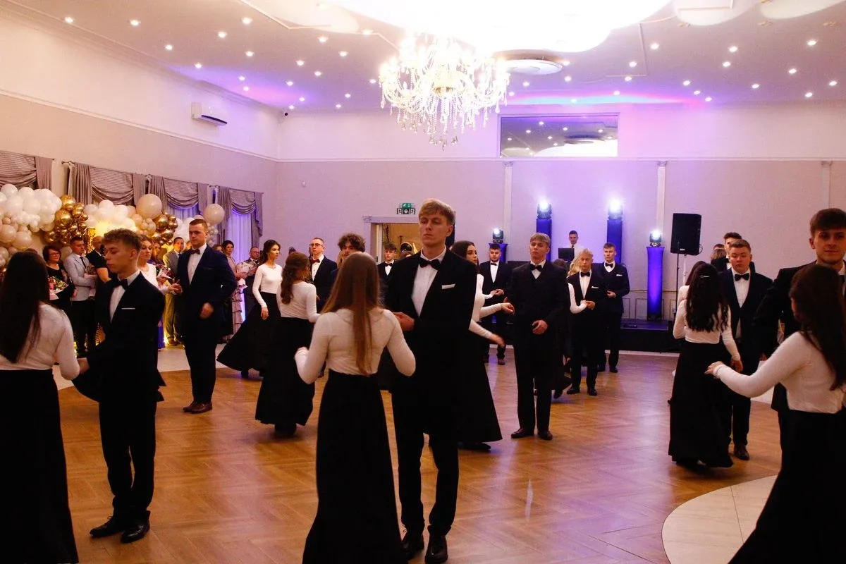 Ostatni bal przed maturą. Studniówka uczniów "Ekonomika" (zdjęcia, wideo)