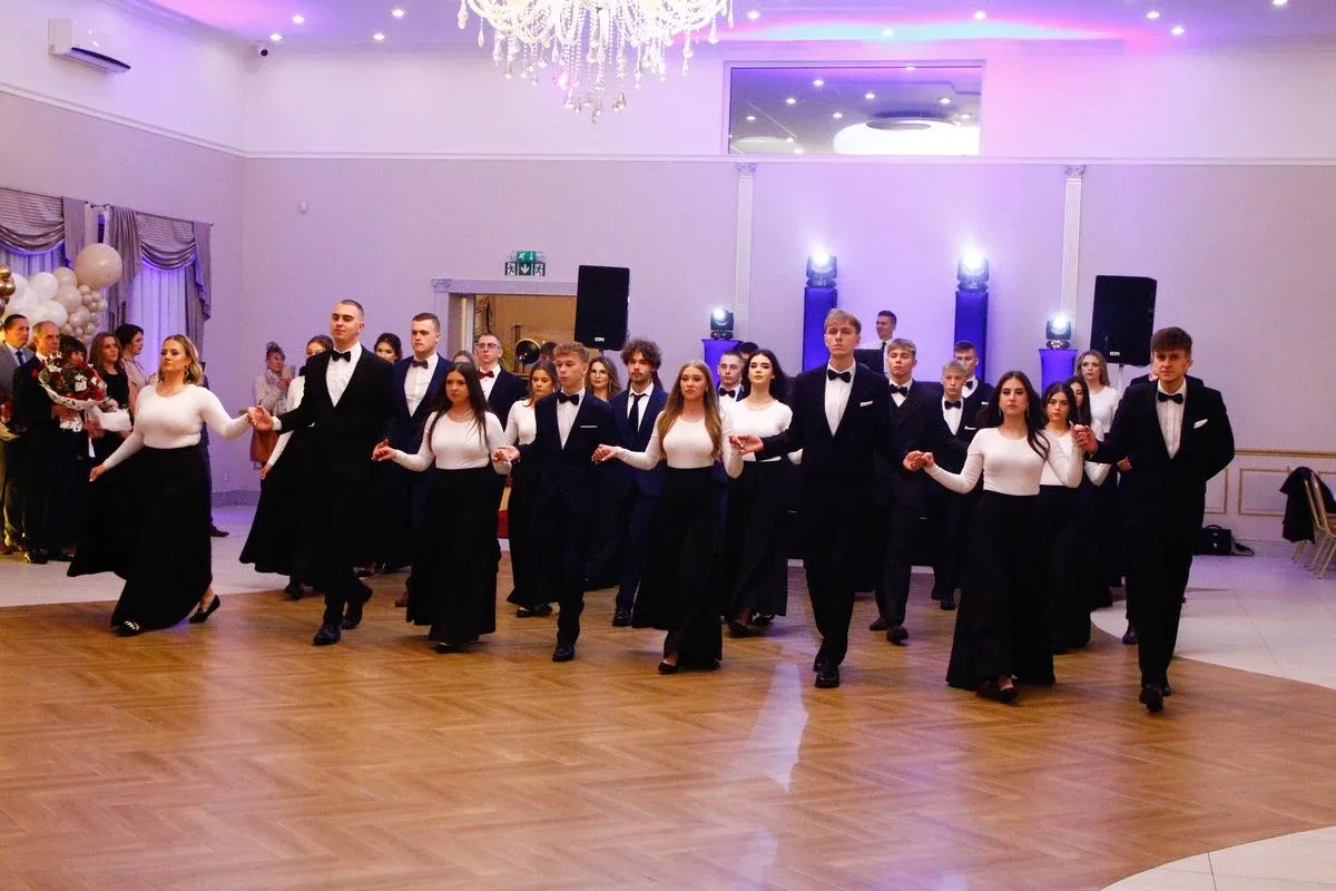 Ostatni bal przed maturą. Studniówka uczniów "Ekonomika" (zdjęcia, wideo)