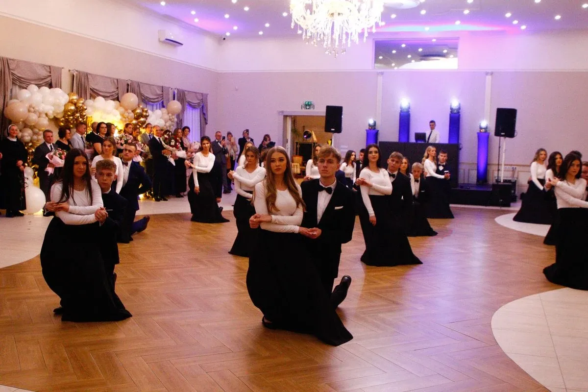 Ostatni bal przed maturą. Studniówka uczniów "Ekonomika" (zdjęcia, wideo)