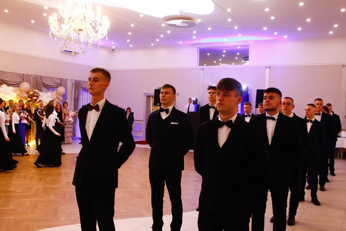 Ostatni bal przed maturą. Studniówka uczniów "Ekonomika" (zdjęcia, wideo)