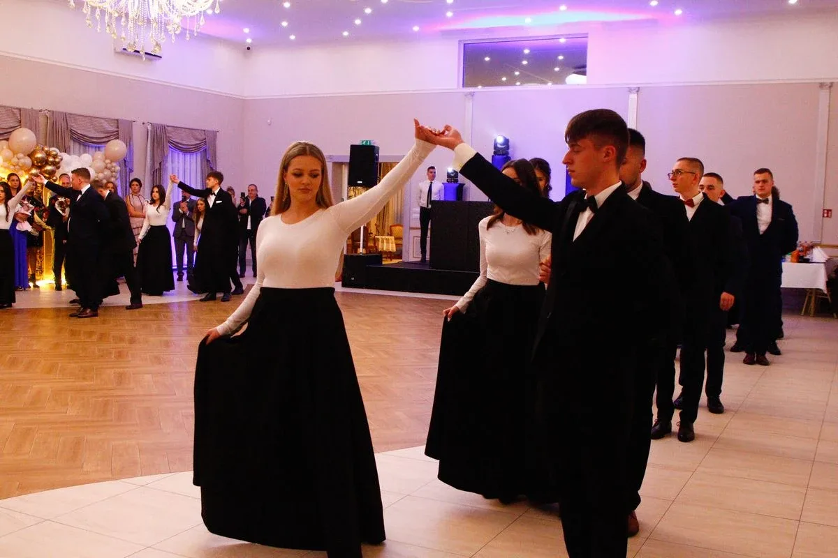 Ostatni bal przed maturą. Studniówka uczniów "Ekonomika" (zdjęcia, wideo)