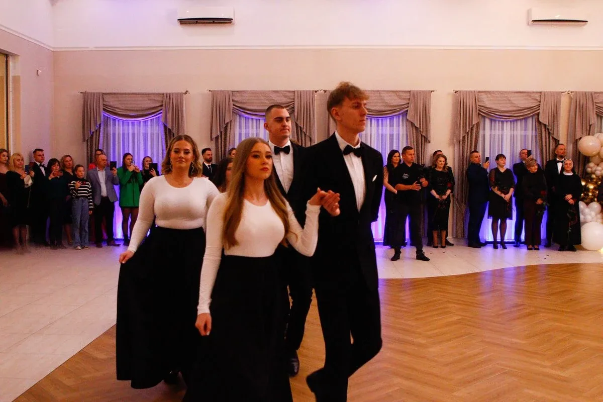 Ostatni bal przed maturą. Studniówka uczniów "Ekonomika" (zdjęcia, wideo)
