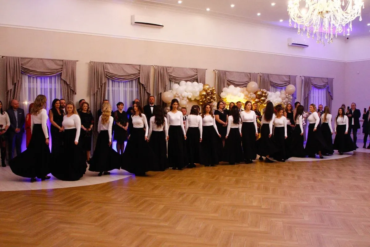 Ostatni bal przed maturą. Studniówka uczniów "Ekonomika" (zdjęcia, wideo)