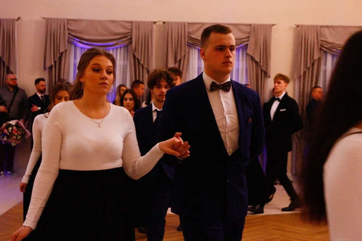 Ostatni bal przed maturą. Studniówka uczniów "Ekonomika" (zdjęcia, wideo)