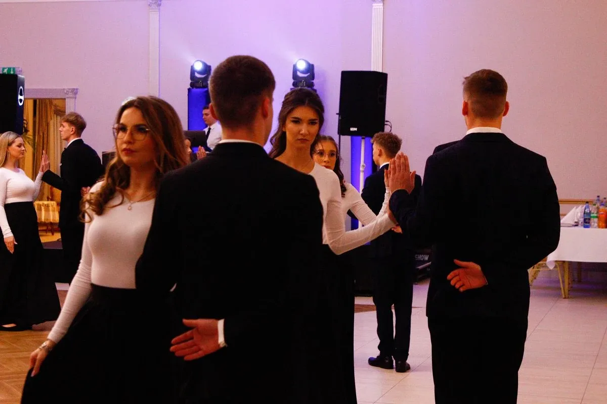 Ostatni bal przed maturą. Studniówka uczniów "Ekonomika" (zdjęcia, wideo)