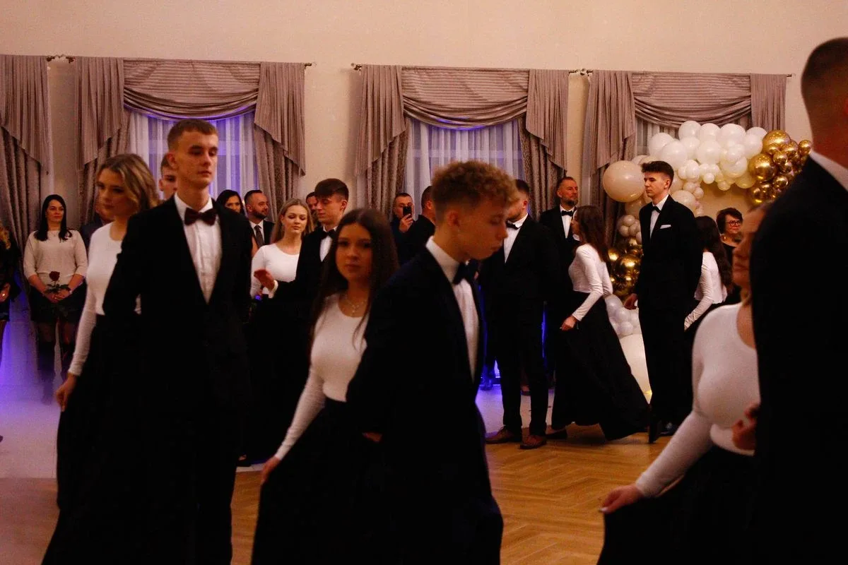 Ostatni bal przed maturą. Studniówka uczniów "Ekonomika" (zdjęcia, wideo)