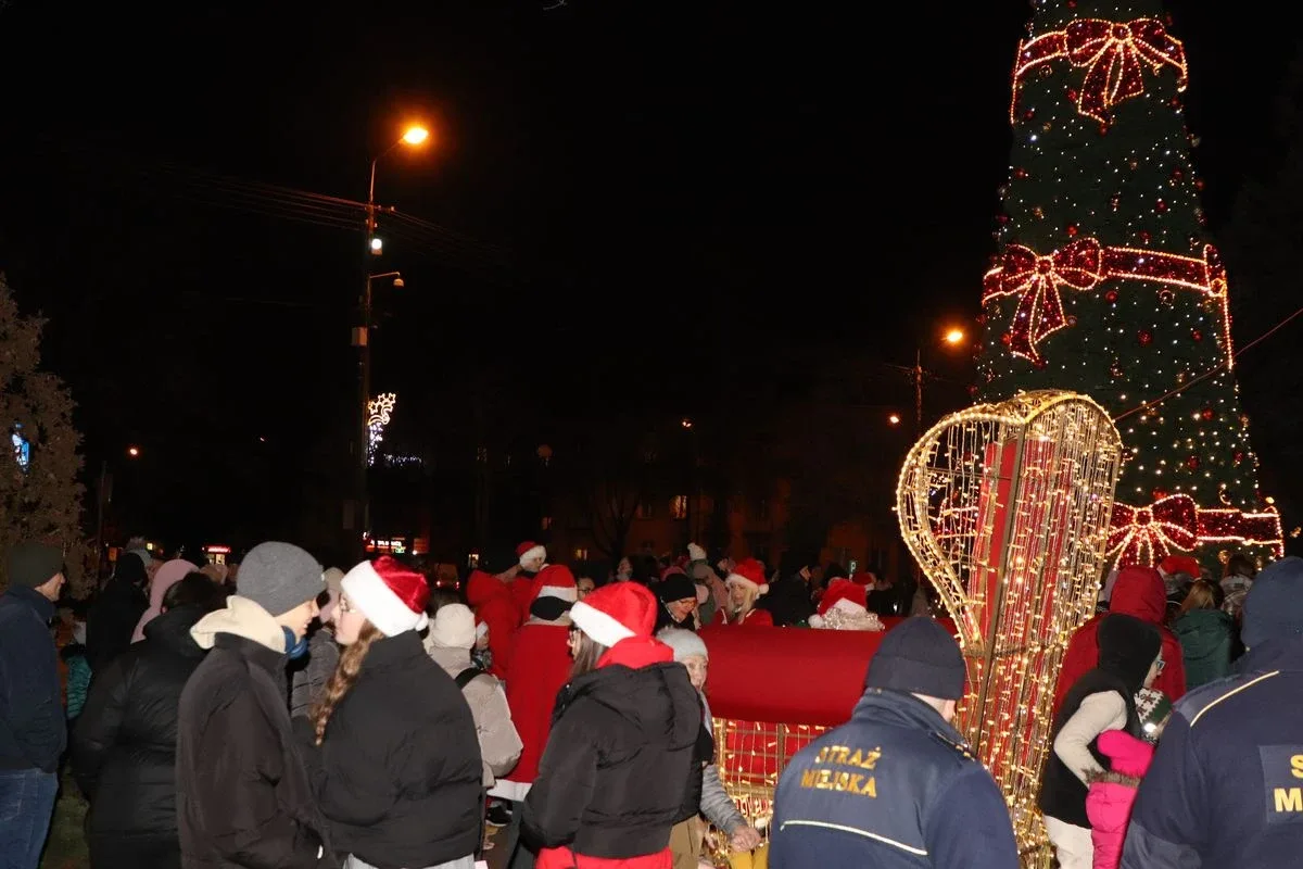 Magiczny początek świąt w Ostrowi Mazowieckiej. Zapalenie choinki rozświetliło miasto! (zdjęcia)