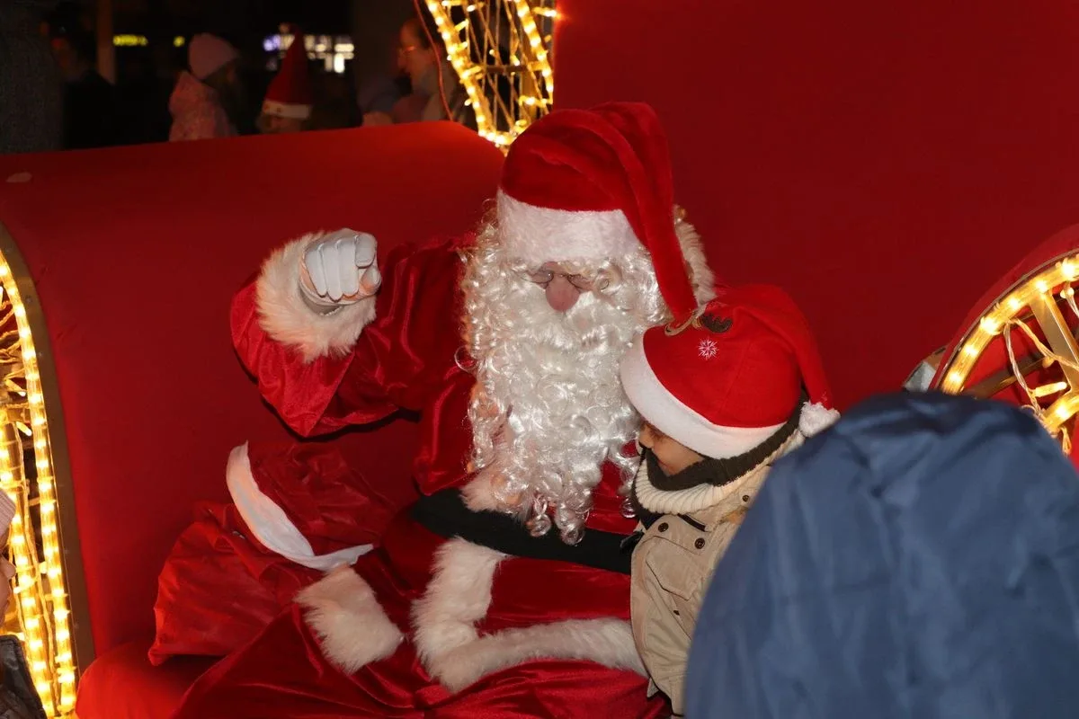 Magiczny początek świąt w Ostrowi Mazowieckiej. Zapalenie choinki rozświetliło miasto! (zdjęcia)