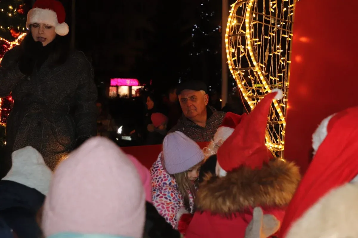 Magiczny początek świąt w Ostrowi Mazowieckiej. Zapalenie choinki rozświetliło miasto! (zdjęcia)
