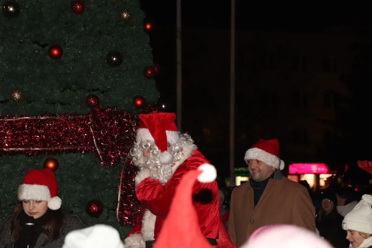 Magiczny początek świąt w Ostrowi Mazowieckiej. Zapalenie choinki rozświetliło miasto! (zdjęcia)
