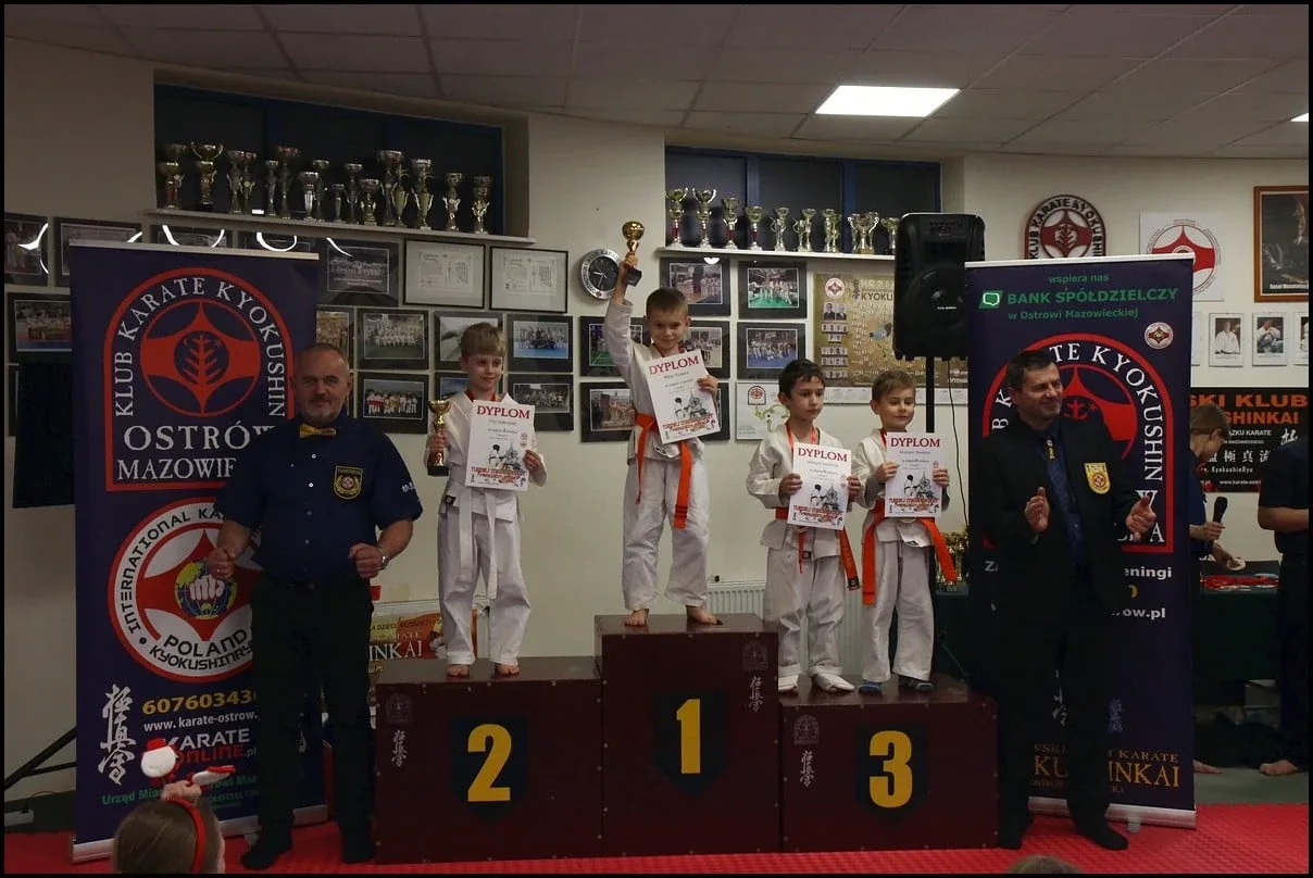 Turniej Mikołajkowy w Ostrowskim Klubie Karate Kyokushinkai (zdjęcia)