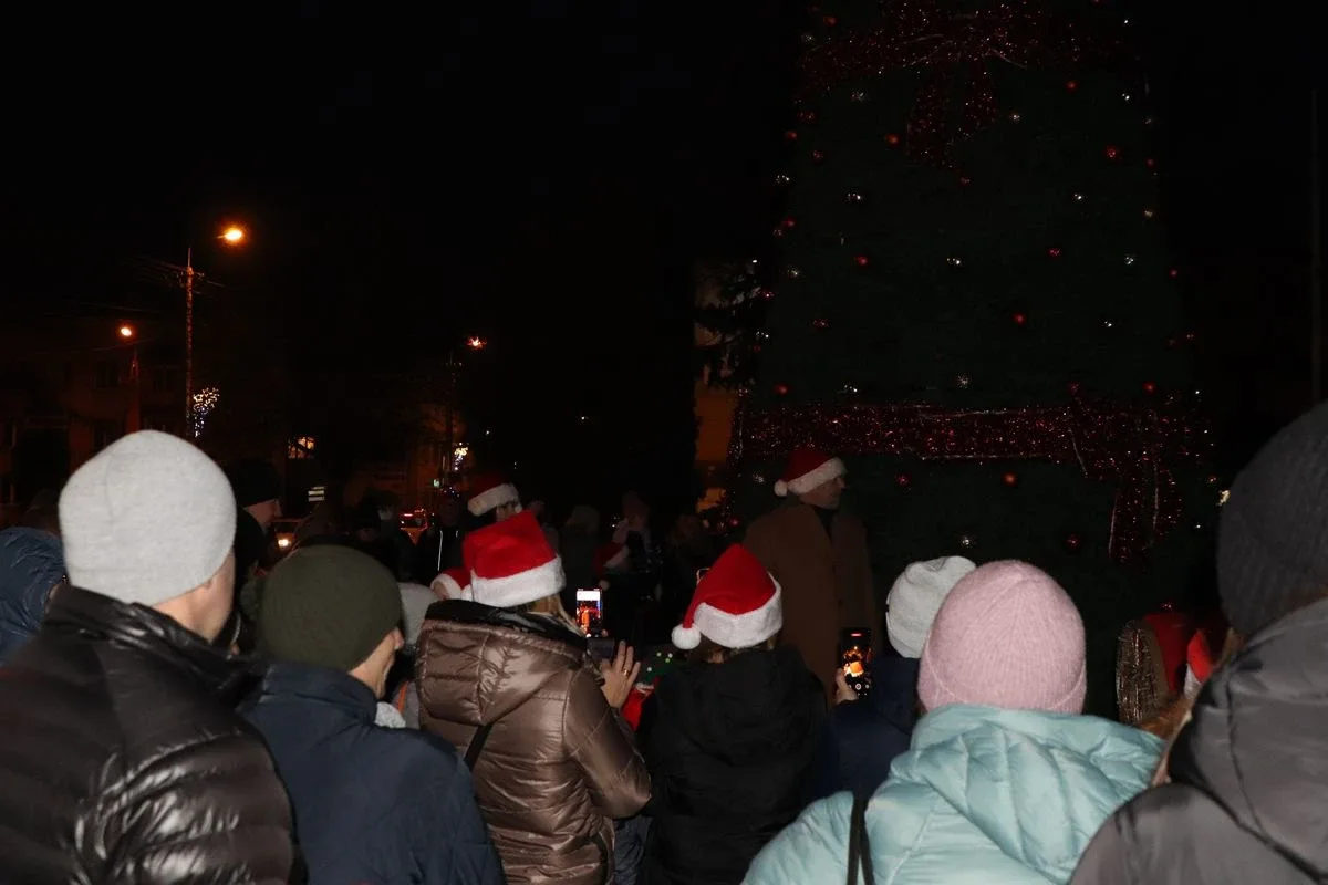 Magiczny początek świąt w Ostrowi Mazowieckiej. Zapalenie choinki rozświetliło miasto! (zdjęcia)