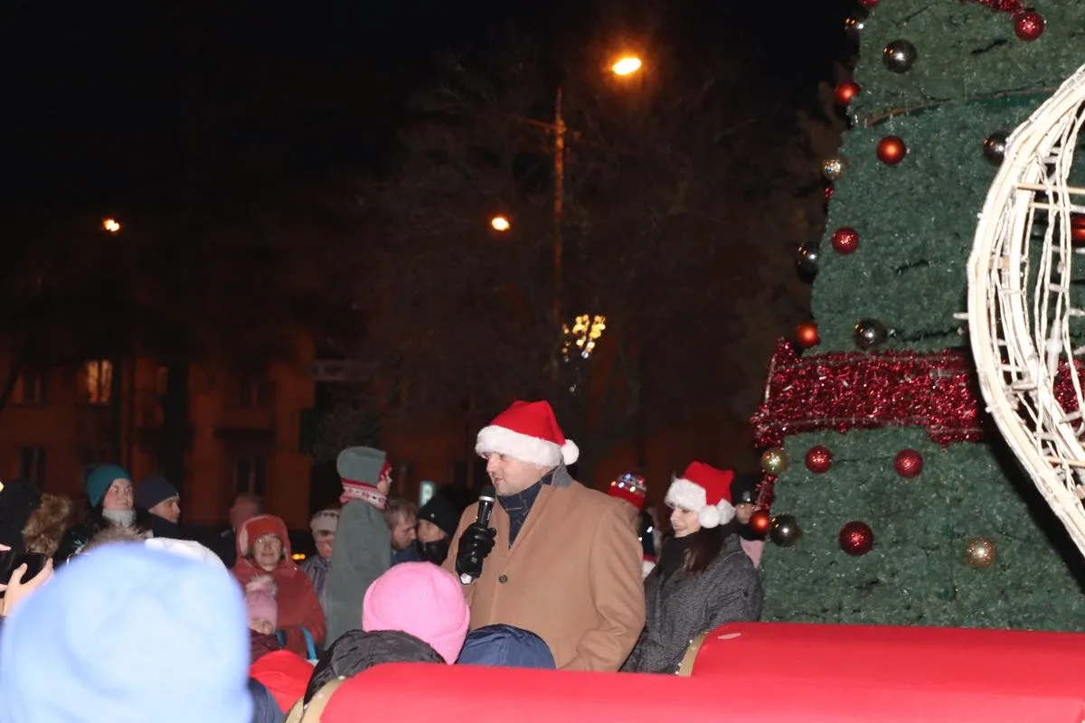 Magiczny początek świąt w Ostrowi Mazowieckiej. Zapalenie choinki rozświetliło miasto! (zdjęcia)