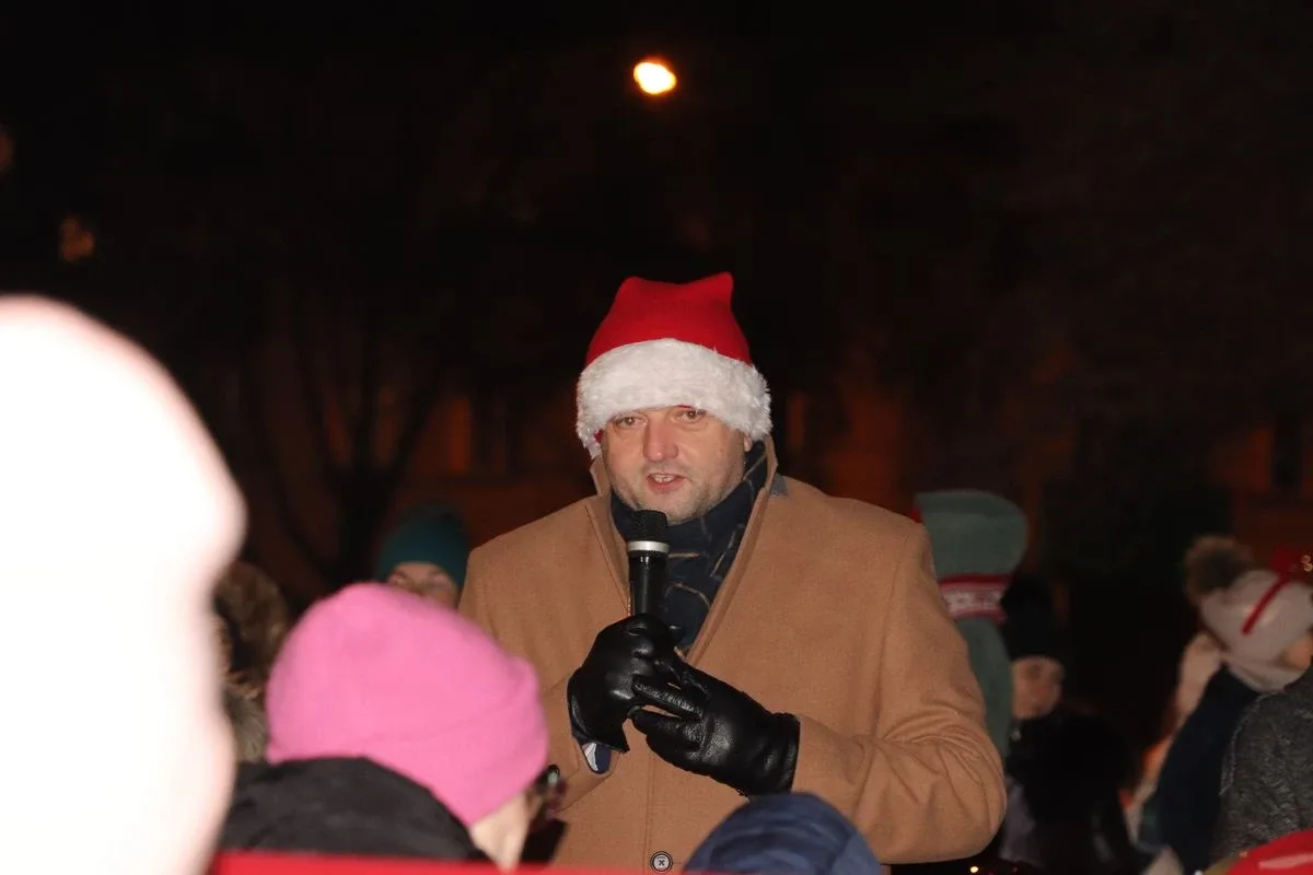 Magiczny początek świąt w Ostrowi Mazowieckiej. Zapalenie choinki rozświetliło miasto! (zdjęcia)
