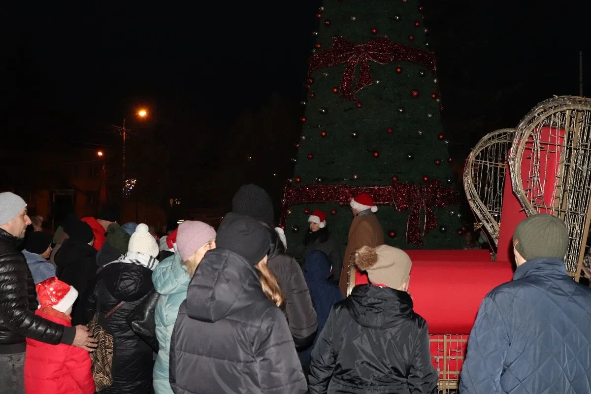 Magiczny początek świąt w Ostrowi Mazowieckiej. Zapalenie choinki rozświetliło miasto! (zdjęcia)