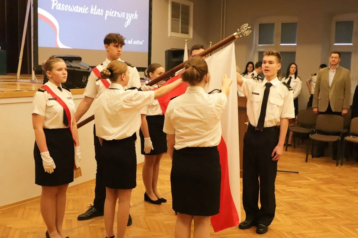 Uroczyste pasowanie pierwszoklasistów Technikum Lotniczego w Nagoszewie (zdjęcia)