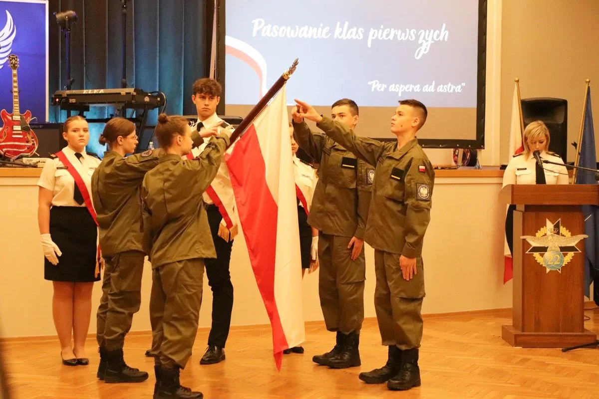 Uroczyste pasowanie pierwszoklasistów Technikum Lotniczego w Nagoszewie (zdjęcia)