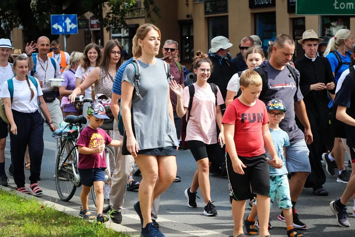 40. Piesza Pielgrzymka Łomżyńska na Jasną Górę przeszła przez Ostrów Mazowiecką (zdjęcia)