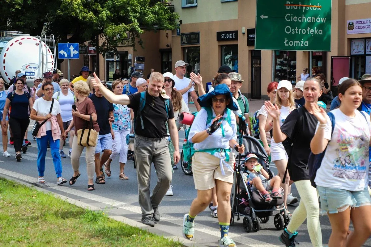 40. Piesza Pielgrzymka Łomżyńska na Jasną Górę przeszła przez Ostrów Mazowiecką (zdjęcia)