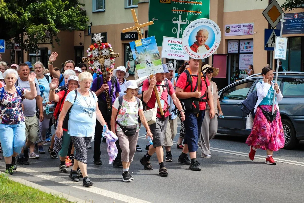 40. Piesza Pielgrzymka Łomżyńska na Jasną Górę przeszła przez Ostrów Mazowiecką (zdjęcia)