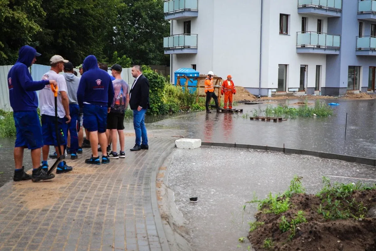 Nowa szkoła przy ulicy Partyzantów zalana. "Nie pozwolę na zagrożenie dla dzieci" mówi burmistrz (zdjęcia, wideo)